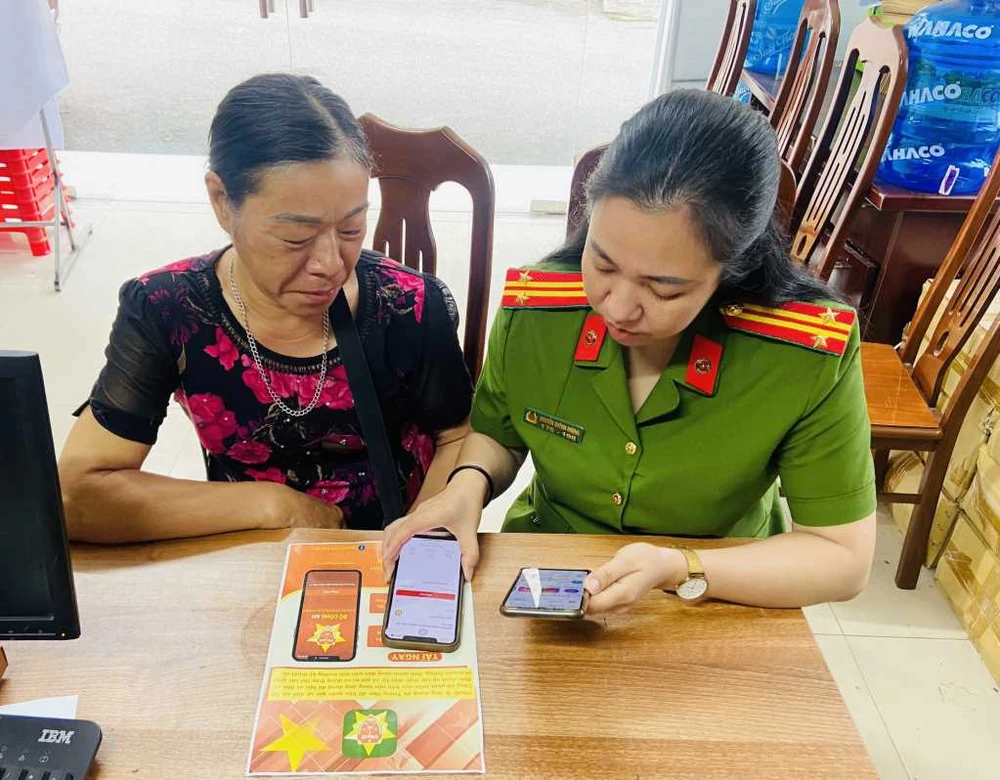 A police officer instruct a resident in Tien Yen district, Quang Ninh province to use app VNeID. (Photo: congan.quangninh.gov.vn)