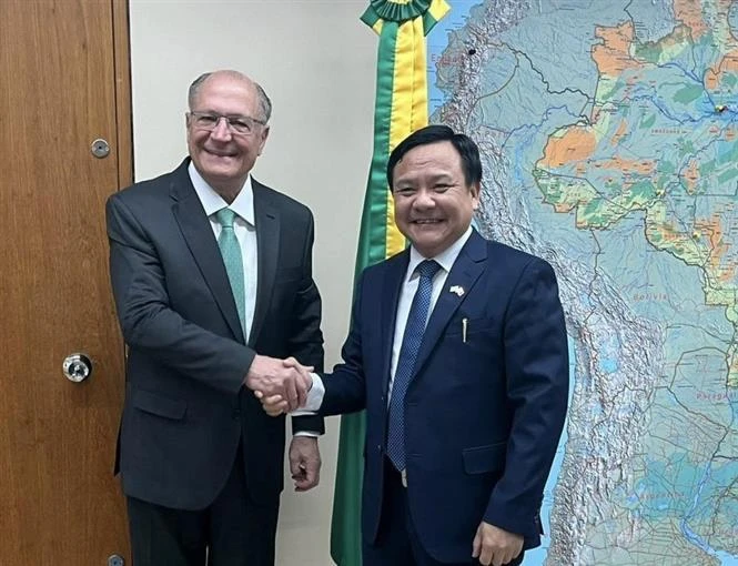 Vice President and Minister of Development, Industry, Trade and Services of Brazil Geraldo Alckmin and Vietnamese Ambassador to Brazil Bui Van Nghi. (Photo: VNA broadcasts)