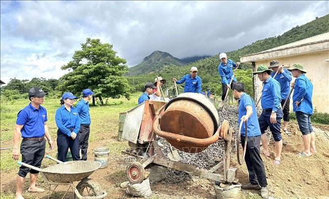 young volunteers join building a rural road in Huong Hoa district, central province of Quang Tri. (Photo: VNA)