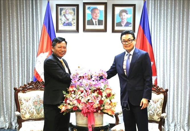 Vietnamese Ambassador to Cambodia Nguyen Huy Tang (left) and Cambodian Secretary of State Ung Rachana. (Photo: VNA)