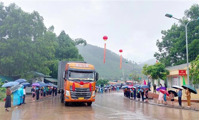 Goods are transported through the Hoanh Mo - Dong Zhong Border Gate pair in Quang Ninh province of Vietnam and Guangxi Zhuang Autonomous Region of China on June 25. (Photo: VNA)