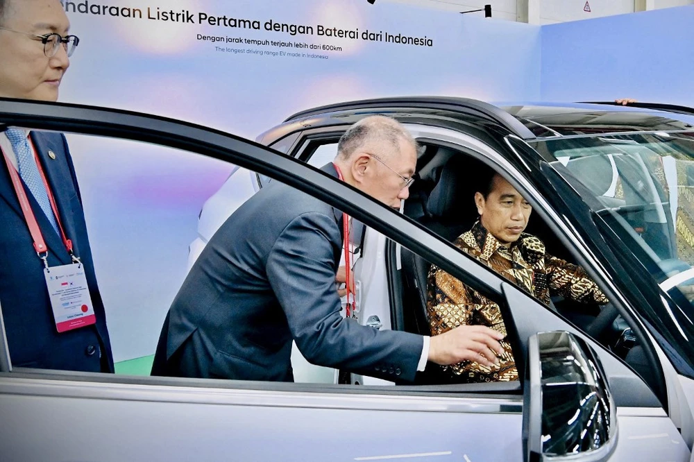 Indonesian President Joko Widodo (right) speaks with Hyundai Motor Group Executive Chairman Chung Eui-sun (center) during an inspection of the battery and electric vehicle manufacturing plant by PT Hyundai LG Indonesia-Green Power in Karawang, West Java. (Photo: AFP/Indonesian Presidential Palace) 