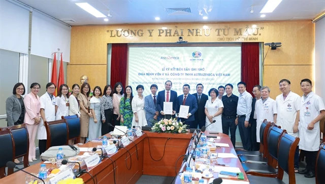 The MoU was signed by Prof. Dr. Le Van Quang, Director of K Hospitaland Mr. Atul Tandon, General Director of AstraZeneca Vietnam. (Photo: Courtesy of the hospital) 