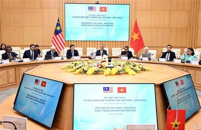 Minister of Industry and Trade Nguyen Hong Dien and Malaysian Minister of Investment, Trade and Industry Zafrul Abdul Aziz co-chair the 4th meeting of the Vietnam - Malaysia Joint Trade Committee. (Photo: VNA)