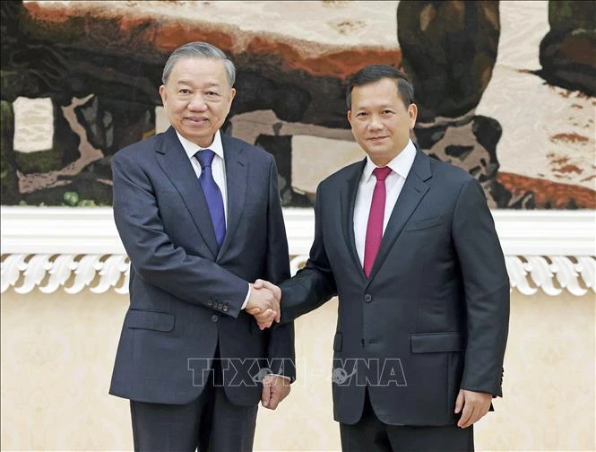 President To Lam (left) and Cambodian Prime Minister Samdech Moha Bovor Thipadei Hun Manet. (Photo: VNA) 