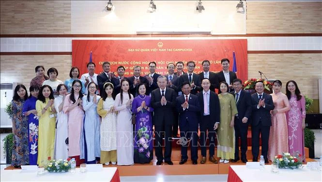 President To Lam and representatives of Vietnamese representative agencies and the Vietnamese community in Cambodia. (Photo: VNA)