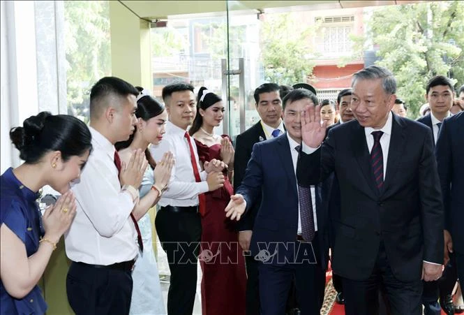 President To Lam visits Metfone, an affiliate of the Viettel Military Industry and Telecoms Group, in Cambodia. (Photo: VNA)