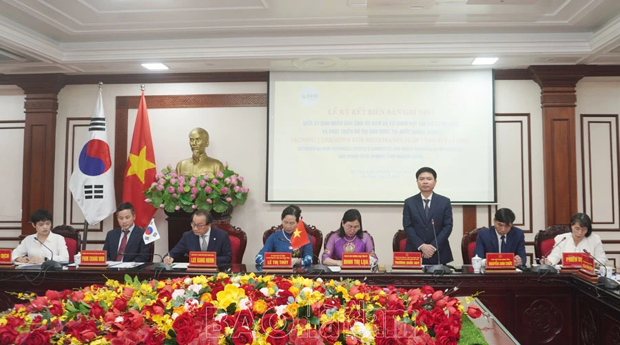 Chairman of the Ha Nam People's Committee Truong Quoc Huy speaks at the MoU signing ceremony. (Photo: baohanam.com.vn) 