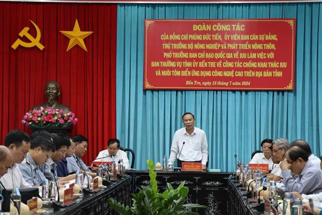 Deputy Minister of Agriculture and Rural Development Phung Duc Tien at the working session with the Standing Board of the Ben Tre provincial Party Committee on IUU fishing prevention and control. (Photo: VNA0