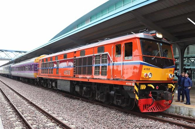 First Bangkok-Vientiane passenger train departing from Bangkok’s Thep Aphiwat station arrives in Vientiane’s Khamsavath station on July 20 morning. (Photo: VNA)