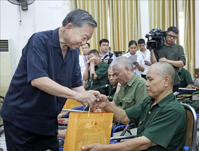 President To Lam presents gifts to war invalids and sick soldiers at Thuan Thanh nursing centre in the northern province of Bac Ninh. (Photo: VNA)