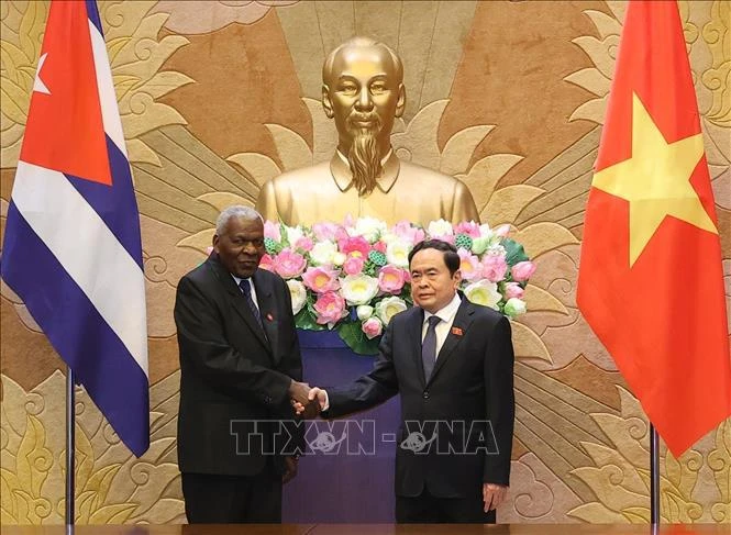 National Assembly Chairman Tran Thanh Man (right) and President of the National Assembly of People's Power of Cuba Esteban Lazo Hernandez. (Photo: VNA)