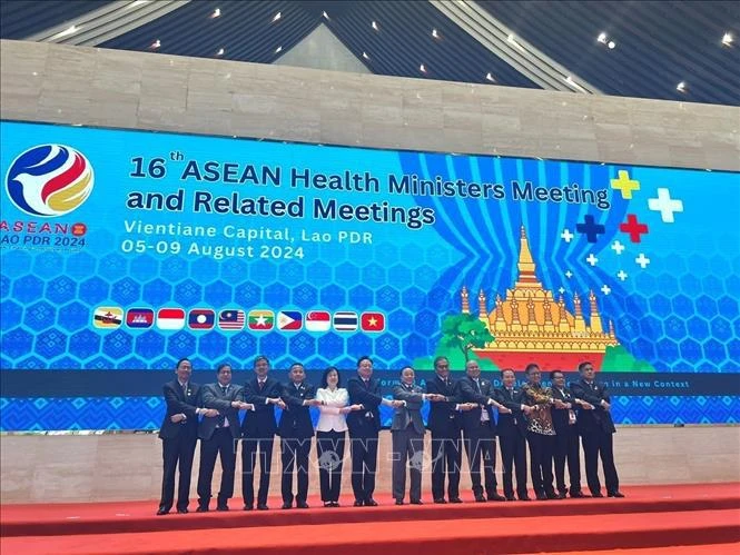 Minister of Health Dao Hong Lan ( fifth, from left) is with her counterparts from other ASEAN countries at the 16th ASEAN Health Ministers Meeting and related meetings held in Vientiane from August 7-9. (Photo: VNA)