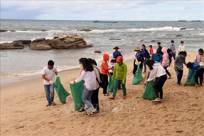 People take part in a clean-up along coast in Phu Quoc city in the Mekong Delta province of Kien Giang. (Photo: VNA)