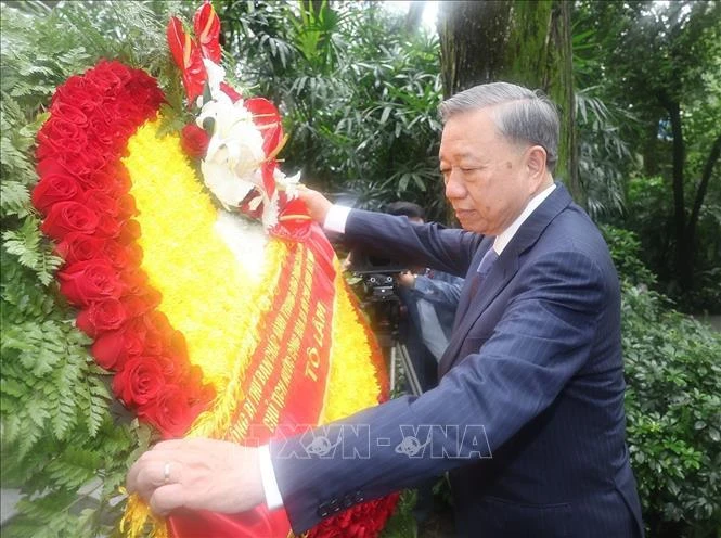 Party General Secretary and State President To Lam pays floral tribute to martyr Pham Hong Thai at his grave in the Huang Hua Gang Memorial Park. (Photo: VNA)