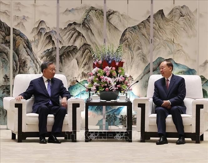 Party General Secretary and State President To Lam (left) has a meeting with Secretary of the Party Committee of Guangdong province Huang Kunming on August 18. (Photo: VNA)