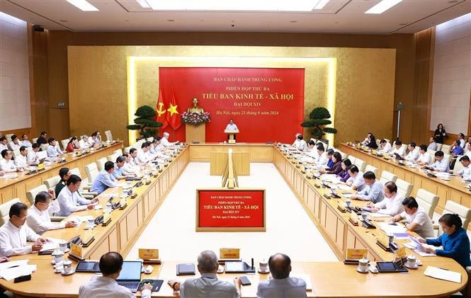 Politburo member and Prime Minister Pham Minh Chinh chairs the third meeting of the sub-committee for socio-economic affairs of the 14th National Party Congress in Hanoi on August 23. (Photo: VNA)