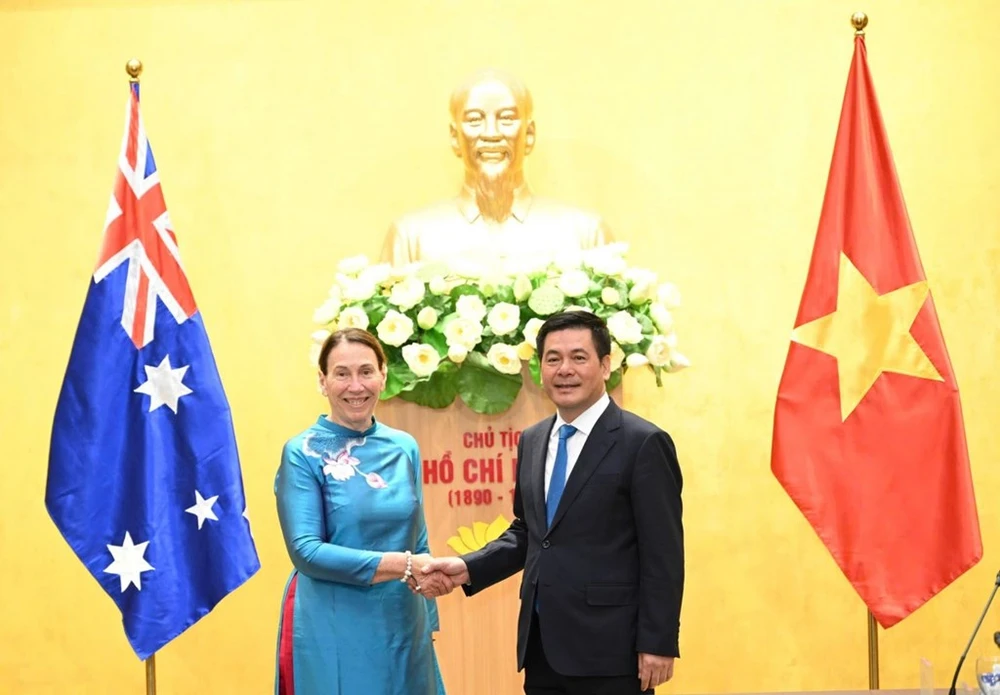 Minister of Industry and Trade Nguyen Hong Dien and Australian Senate President Sue Lines. (Photo: Courtesy of the Ministry of Industry and Trade)