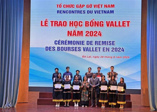 Students receive Vallet scholarships granted by the scientific and educational organisation "Meeting Vietnam". (Photo: VNA)