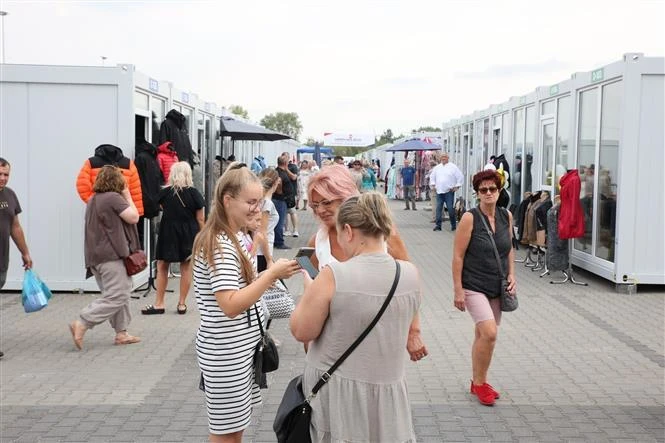 People visit the temporary shopping centre Marywilska 44 in Warsaw. (Photo: VNA)