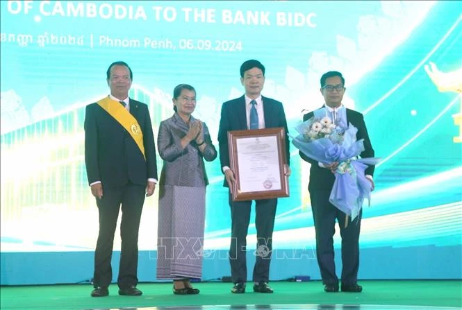 The Cambodia Royal Order of Monisaraphon, the highest order of the Cambodian Royal Family, is awarded to the BIDC at the ceremony. (Photo: VNA)