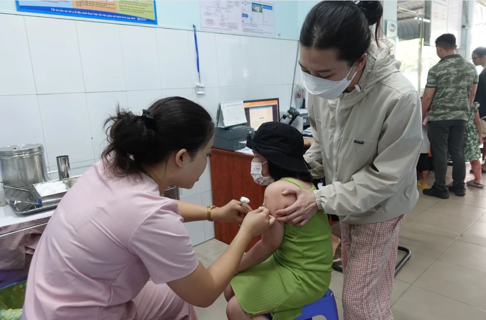 A child in Ho Chi Minh City gets vaccinated against measles. (Photo: VNA)