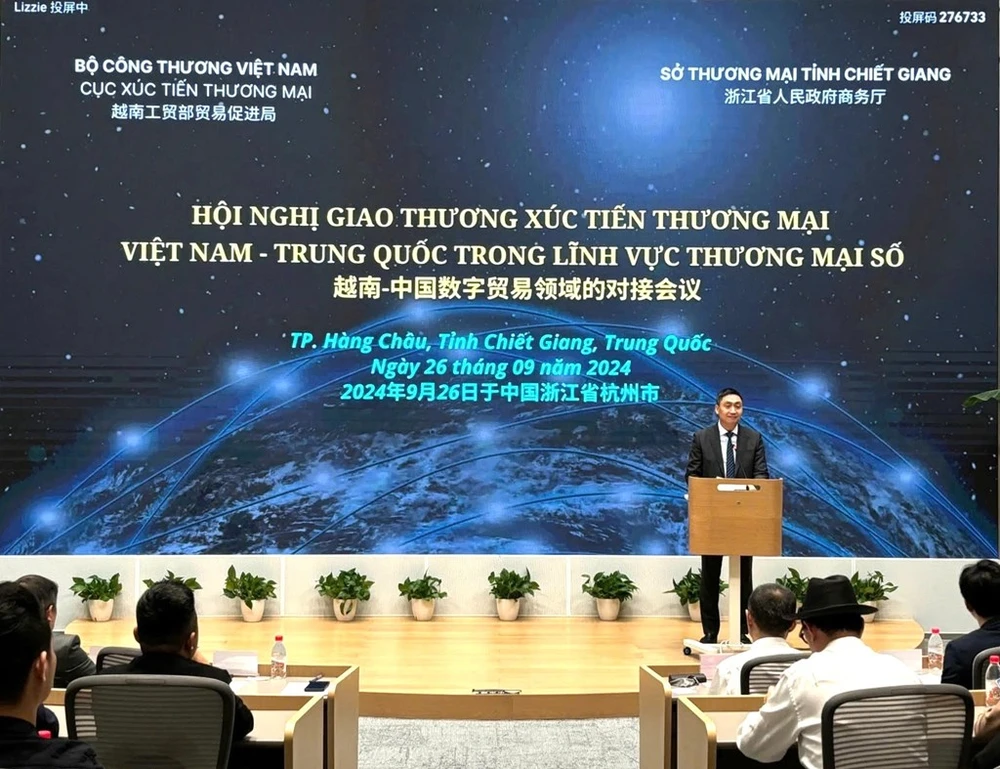 Hoang Minh Chien, Deputy Director of Vietrade speaks at the conference. (Photo: VNA)