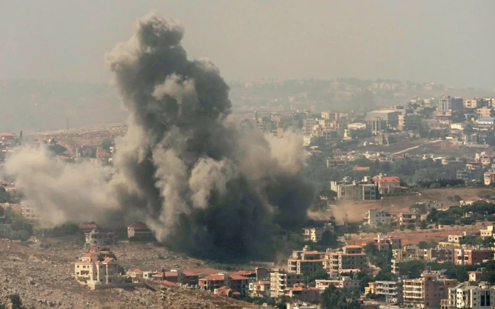 Smoke rises from Israeli airstrikes in the southern village of Kfar Rouman, seen from Marjayoun, south Lebanon. (Photo: Euronews) 