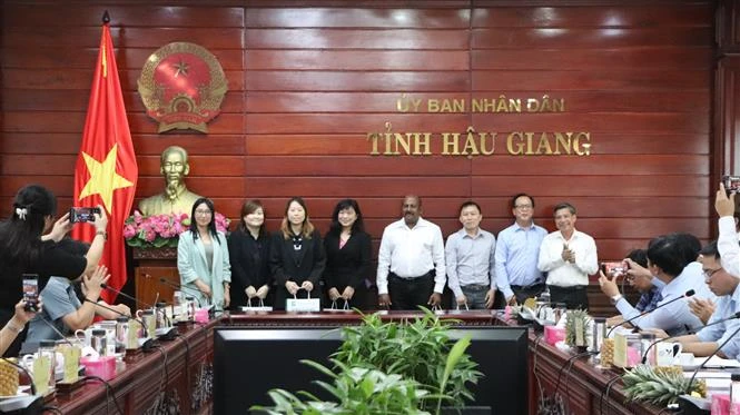 Chairman of the provincial People's Committee Dong Van Thanh ( first, right) is with representatives from Singaporean businesses. (Photo: VNA)