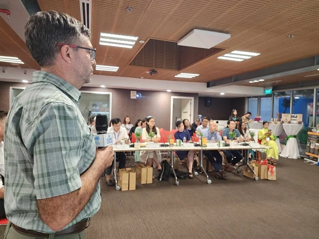 An entrepreneur pitches his ideas to the panel of experts at the workshop. (Photo: VNA) 