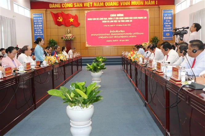 At the meeting between the delegation of officials of the Lao People's Revolutionary Party (LPRP) and representatives of the Mekong Delta province of Long An. (Photo: VNA)