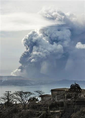 (File Photo) Taal volcano near Manila, Philippines erupts on January 13, 2020. (Photo: Kyodo/VNA)