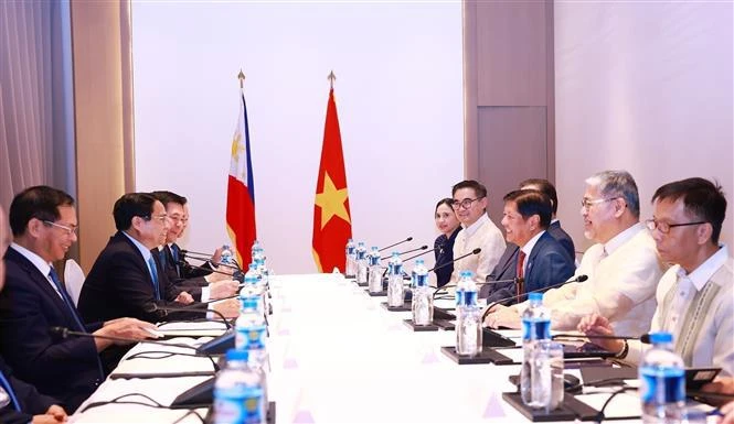 Vietnamese Prime Minister Pham Minh Chinh (second, left) meets with Philippine President Ferdinand Romualdez Marcos Jr. (third, right) in Vientiane, Laos, on October 8. (Photo: VNA)