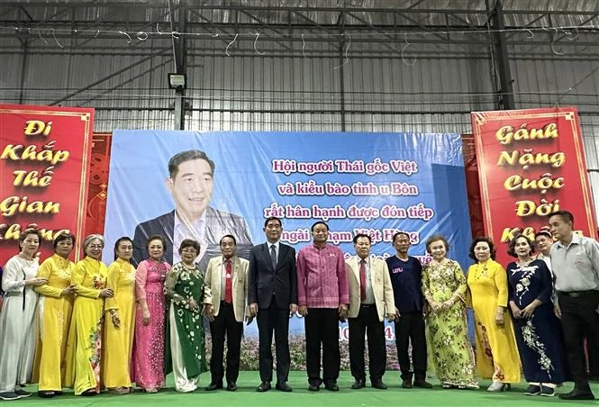 Vietnamese Ambassador to Thailand Pham Viet Hung and overseas Vietnamese in Ubon Ratchathani province, Thailand. (Photo: VNA)