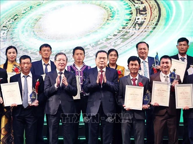 National Assembly Chairman Tran Thanh Man (centre) and outstanding farmers honoured at the ceremony. (Photo: VNA)