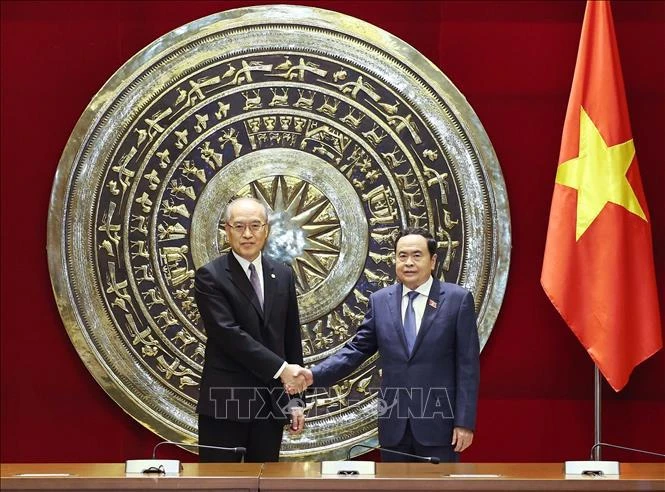 National Assembly (NA) Chairman Tran Thanh Man (right) and President and Chief Justice of the Supreme People's Court of China Zhang Jun (Photo: VNA)