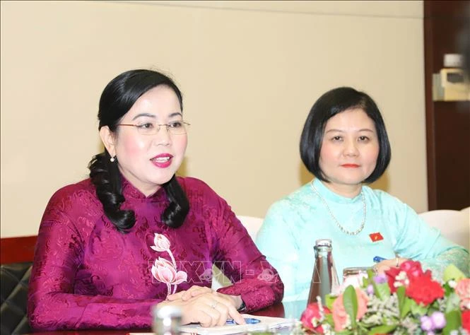 Chairwoman of the National Assembly (NA)'s Committee for Deputy Affairs Nguyen Thanh Hai (left) speaks at the meeting with President of the Lao Commission on the Affairs of the NA’s Members Souban Savabouth. (Photo: VNA)