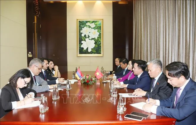 Vice Chairwoman of the National Assembly (NA) Nguyen Thi Thanh meets with her Armenian counterpart Hakob Arshakyan on October 19 in Vientiane. (Photo: VNA)