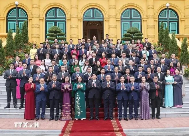 State President Luong Cuong (front, centre) and officials, staff, civil servants, public employees, and workers of the Presidential Office in Hanoi on October 29. (Photo: VNA)