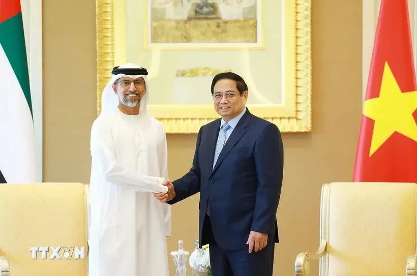 Vietnamese Prime Minister Pham Minh Chinh (R) receives Sheikh Mansour bin Mohammed bin Buti Al Hamed, CEO of Mubadala Energy, in Abu Dhabi on October 29. (Photo: VNA)