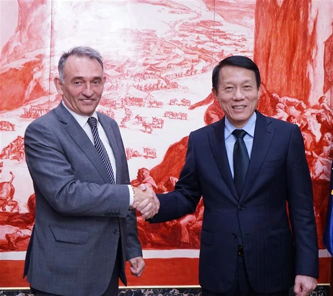 Minister of Public Security General Luong Tam Quang (right) meets with Secretary-General of the Communist Party of Spain (PCE) Enrique Fernando Santiago Romero. (Source: VNA)