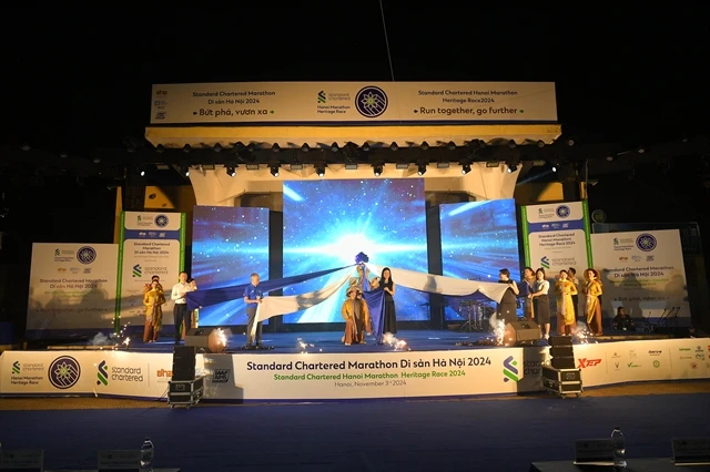 The organisers Organizers begin the opening ceremony of the Standard Chartered Hanoi Marathon Heritage Race 2024. (Photo: courtesy of the organising board) 