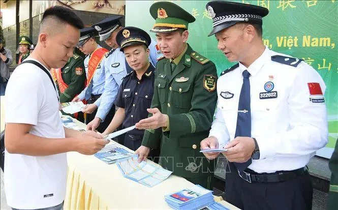 A man accesses legal information at the event at the Huu Nghi International Border Gate. (Photo: VNA)