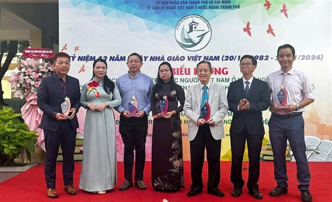 Overseas Vietnamese are honoured at the event. (Photo: VNA)