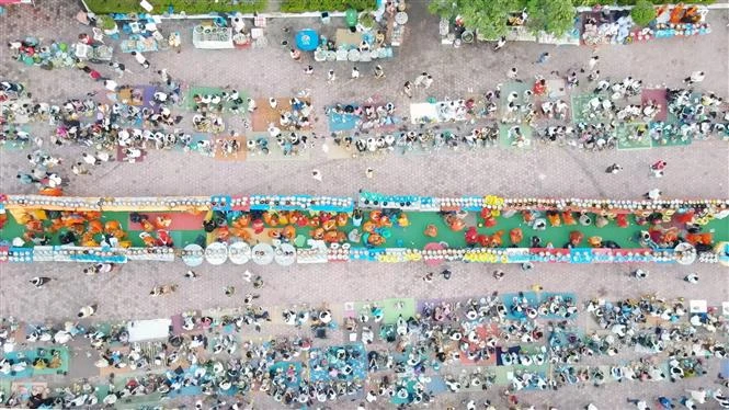 Thousands of monks, Buddhists, and locals gathered at Thatluang Square in the capital to participate in Xaybath, a key offering ritual during Laos’ largest Buddhist festival. (Photo: VNA)