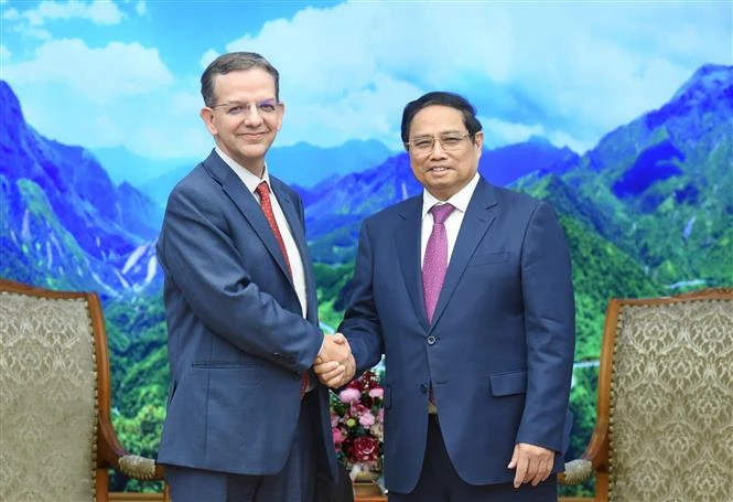 Prime Minister Pham Minh Chinh (R) and head of the International Monetary Fund (IMF)'s 2024 Article IV Mission to Vietnam Paulo Medas. (Photo: VNA)