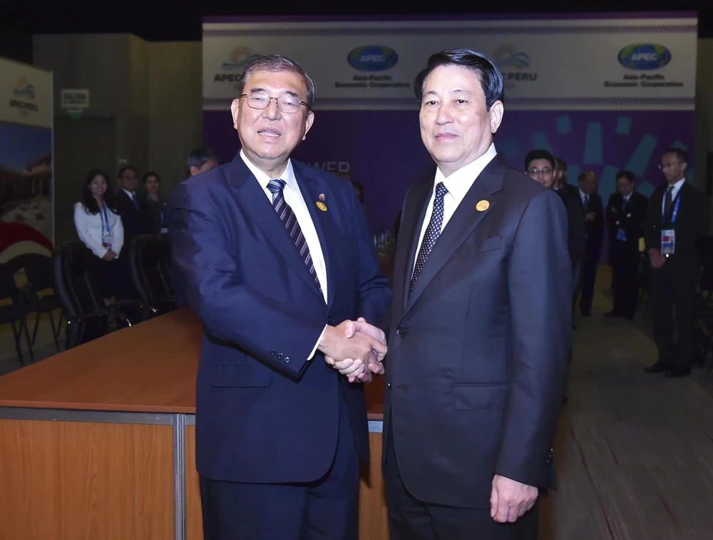 State President Luong Cuong (right) Japanese Prime Minister Ishiba Shigeru in Lima, Peru. (Photo: VNA)