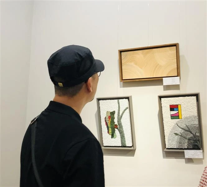 A visitor at the exhibition. (Photo: VNA)