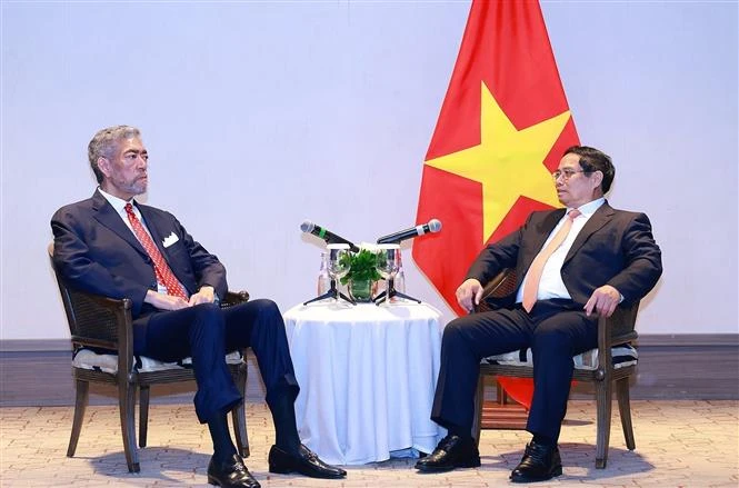 Prime Minister Pham Minh Chinh (R) received General Secretary of the United Left Movement (MIU) Party and Minister of Regional Integration Policies of the Dominican Republic Miguel Mejia in Santo Domingo on November 20. (Photo: VNA)