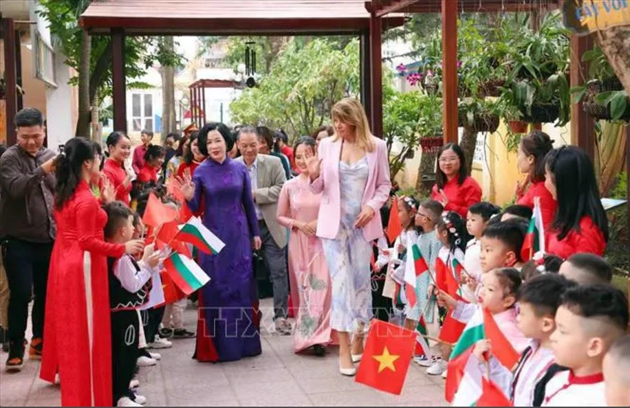 Nguyen Thi Minh Nguyet, spouse of Vietnamese President Luong Cuong, and Desislava Radeva, spouse of Bulgarian President Rumen Radev are welcomed by teachers and students of the Vietnam-Bulgaria Kindergarten in Hai Ba Trung district, Hanoi. (Photo: VNA)